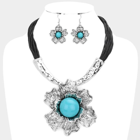 NWT Turquoise Antique Silver Metal Flower Pendant Faux Leather Necklace Set - Picture 3 of 11